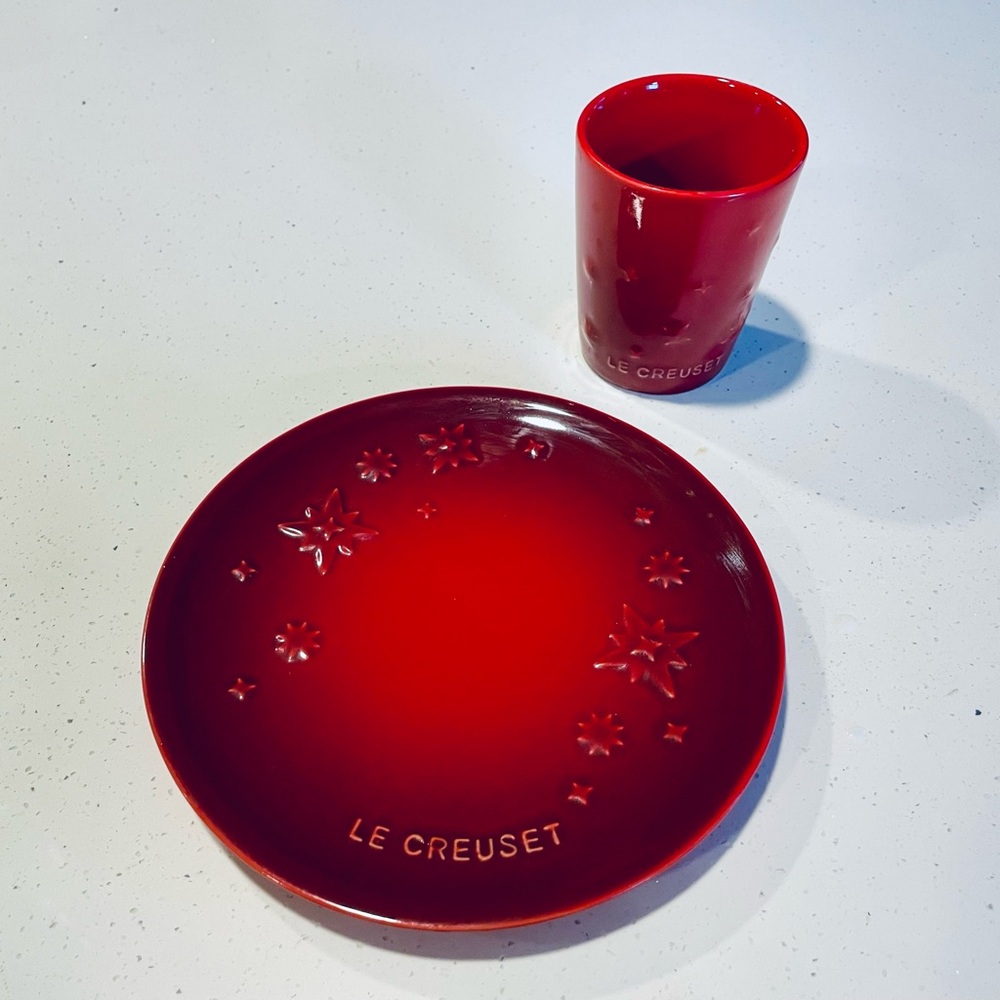 NWT Le Creuset Cerise Star Relief Santa’s Milk and Cookies Plate and Tumbler Mug
